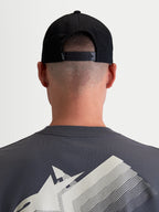 Alpinestars Combo Logo Snapback, casquette sportswear noire en sergé de coton, vue arrière sur modèle montrant la fermeture snapback réglable et un petit logo blanc