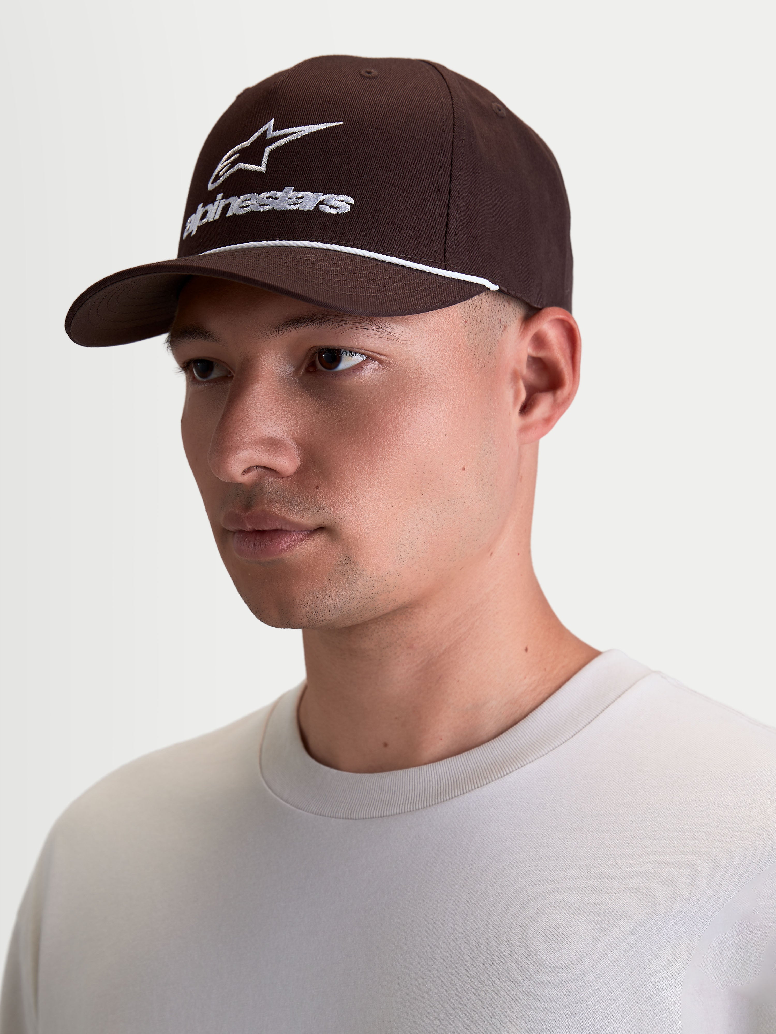 Alpinestars Casquette Combo Logo Snapback, casquette de sportswear pour homme, marron avec logo Astars brodé blanc et détail de cordelette, visière courbée et couronne structurée, style motorsport décontracté