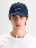 Alpinestars Casquette Dad Dylan, casquette sportswear décontractée en bleu marine avec broderie du logo Astars blanc et visière courbée, portée par un modèle