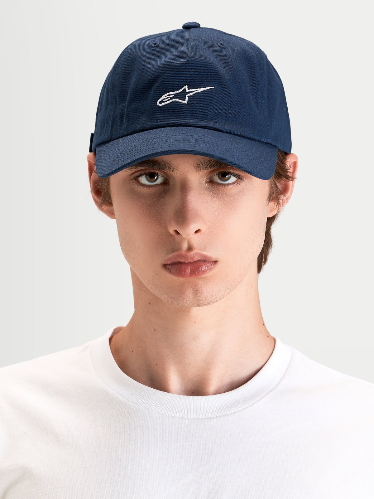 Alpinestars Casquette Dad Dylan, casquette sportswear décontractée en bleu marine avec broderie du logo Astars blanc et visière courbée, portée par un modèle