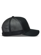 Alpinestars Augment Trucker, casquette de sportswear noire, vue de profil avec visière incurvée et maille diamant.