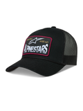 Alpinestars Hemmings Trucker hoed, zwarte pet met mesh achterzijde, geweven logopatch met rode rand en twill voorpaneel.