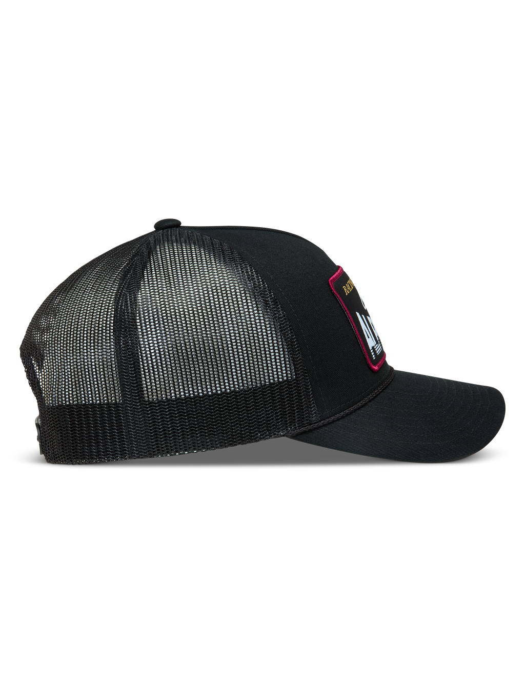 Alpinestars Hemmings Trucker hoed, zwarte trucker pet, zijaanzicht met keperstof voorzijde en ademende mesh achterkant.