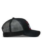 Alpinestars Hemmings Trucker hoed, zwarte trucker pet, zijaanzicht met keperstof voorzijde en ademende mesh achterkant.