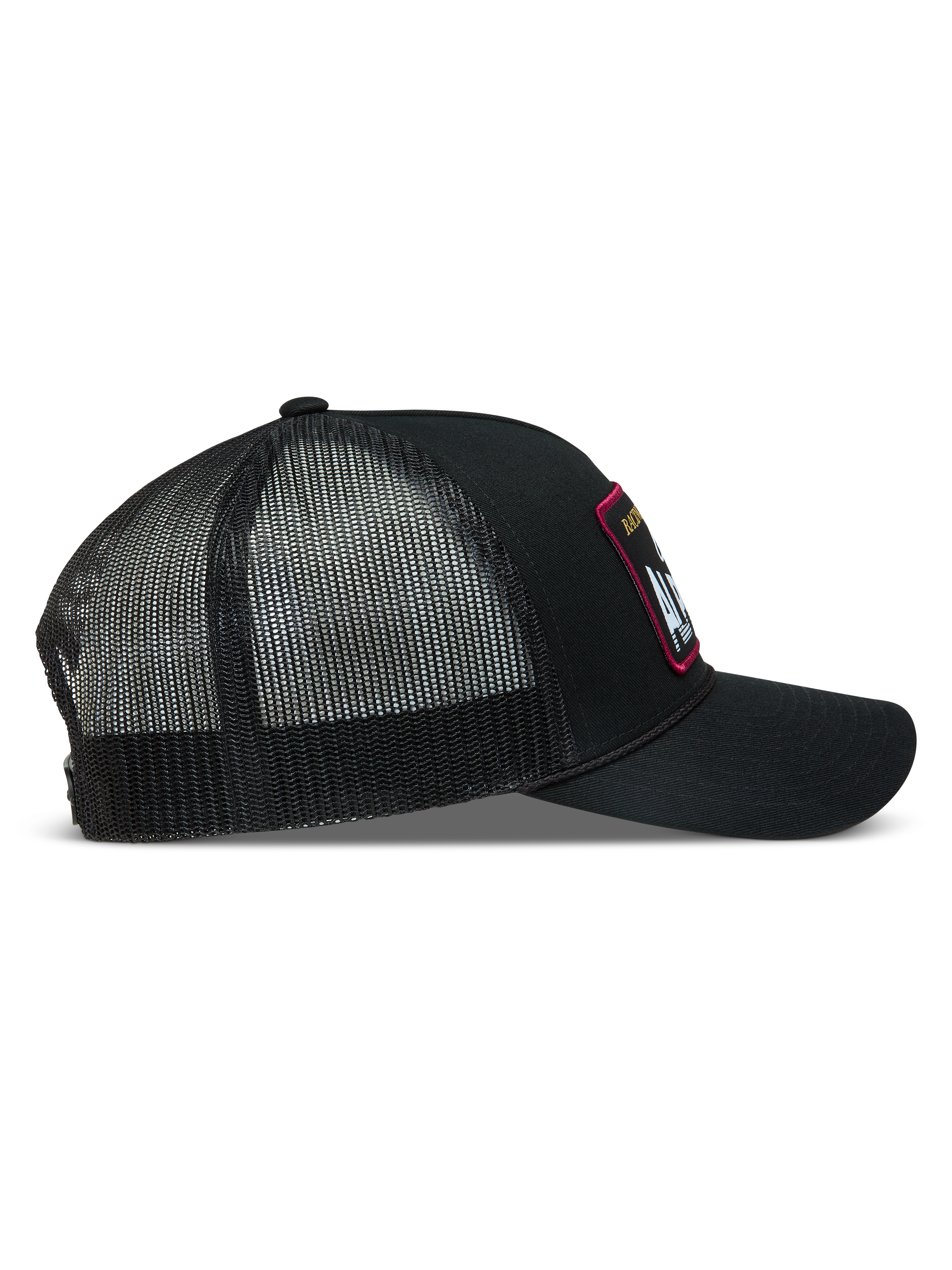 Alpinestars Hemmings Trucker hoed, zwarte trucker pet, zijaanzicht met keperstof voorzijde en ademende mesh achterkant.