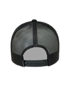 Alpinestars Hemmings Trucker hoed, zwarte trucker pet met ademende mesh panelen en een verstelbare snapback-sluiting, achteraanzicht.