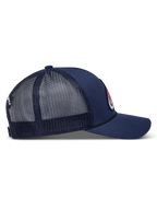 Alpinestars Meteorite Trucker Casquette bleu marine, visière incurvée, maille arrière et couronne structurée, vue de profil.