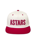 Alpinestars Stadium Snapback, casquette sportswear blanc cassé et rouge avec visière plate et logo Astars appliqué