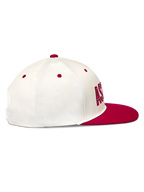 Alpinestars Stadium Snapback, casquette blanc cassé et rouge en sergé, vue de profil avec visière plate et couronne structurée