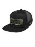 Alpinestars Ten Trucker Casquette, casquette trucker noire avec écusson vert olive, logo blanc et arrière en filet.