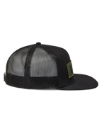 Alpinestars Ten Trucker, casquette trucker noire de sportswear, vue de profil avec arrière en maille filet, visière plate et écusson logo olive