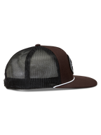 Alpinestars Hotlink Trucker hoed, bruine en zwarte trucker pet met mesh achterkant, platte klep en wit koorddetail.