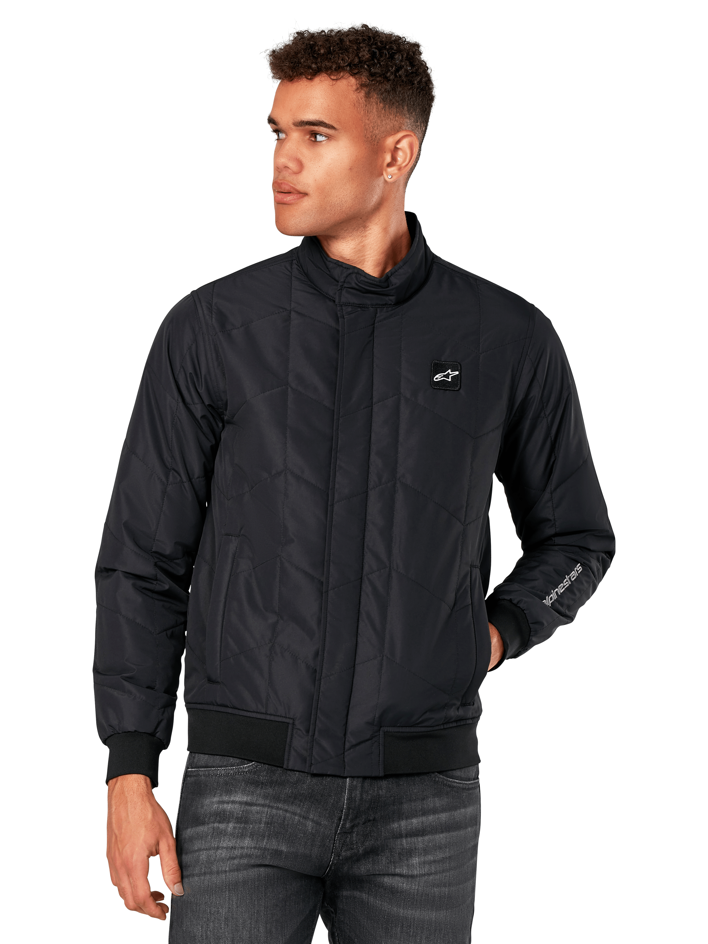 Alpinestars Precedent Jacke, schwarze Steppjacke mit schrägem Muster, Formel-1-Design, niedriger Stehkragen, Rippbündchen an Ärmeln und Saum, Logo-Patch auf der Brust, Ärmelstickerei, motorsport-inspirierte Lifestyle-Streetwear