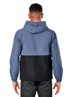 Veste coupe-vent Speeder Alpinestars, vue de dos d'un homme portant une veste bicolore bleu ardoise et noir, design à corps bloqué, à capuche, vêtement de sport décontracté léger avec poignets élastiques