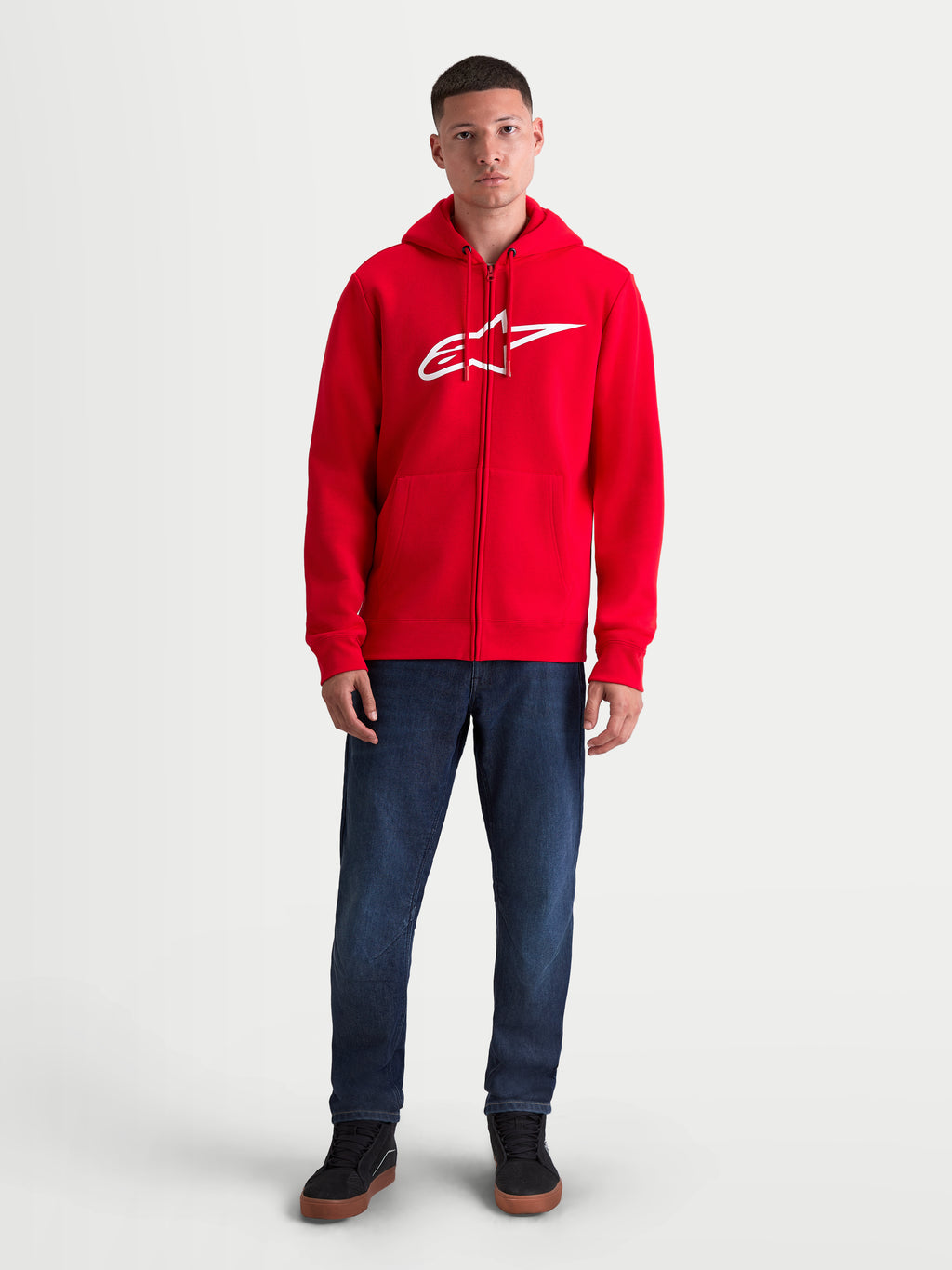 Alpinestars Sweat à capuche Ageless Zip V3, polaire sportswear zippée pour homme, rouge et blanc, avec un logo blanc audacieux sur la poitrine, fermeture éclair invisible et poignets côtelés, vue de face sur modèle.