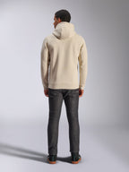 Alpinestars Ageless V3 Hoodie, Rückansicht, Off-White Kapuzenpullover, lässige Lifestyle-Bekleidung, getragen mit dunkelgrauen Jeans, Rippbündchen an Saum und Ärmeln, klares minimalistisches Design