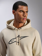 Alpinestars Ageless V3 Hoodie, lässige Sportbekleidung, Off-White mit schwarz besticktem Alpinestars Stern-Logo, Kapuze mit Kordelzug, Nahaufnahme am Model, weiches Fleece, modernes, vom Motorsport inspiriertes Design