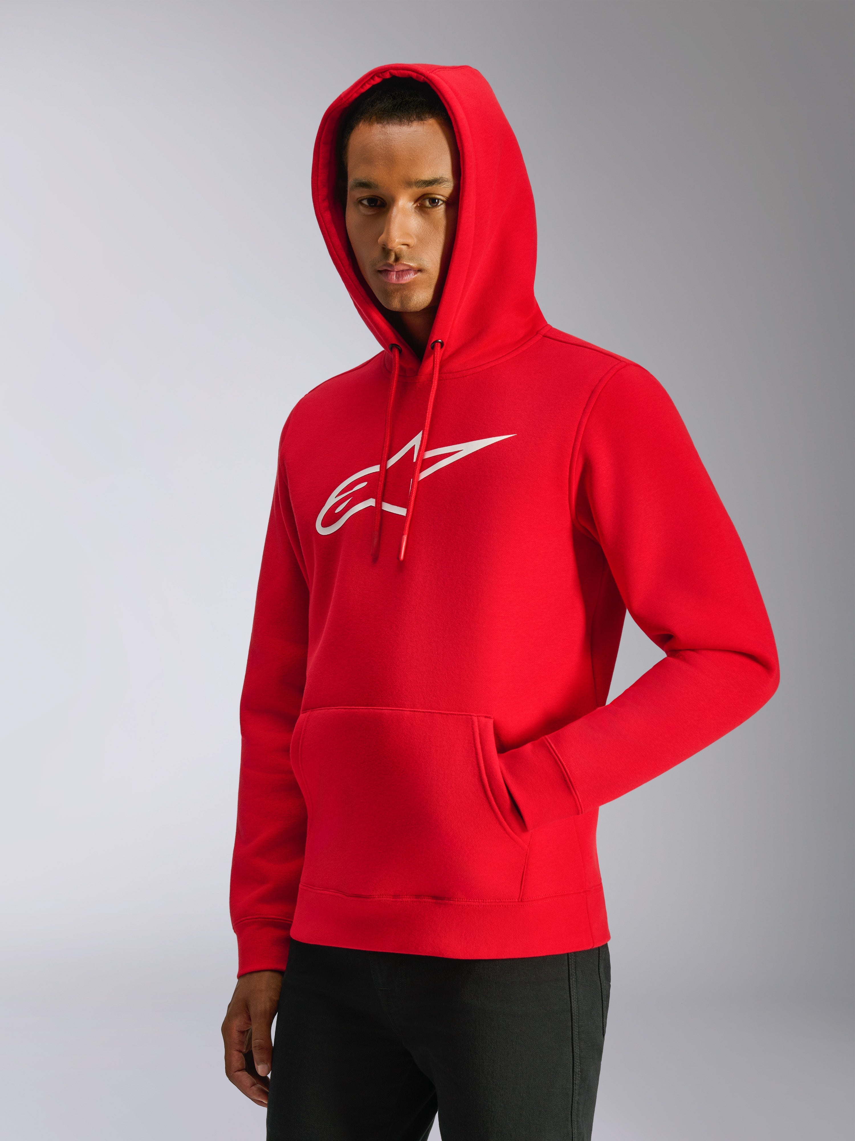 Alpinestars Ageless V3 Hoodie, rode pullover fleece hoodie met wit geborduurd logo, capuchon met trekkoorden, kangoeroezak aan de voorzijde, casual motorsport-geïnspireerde streetwear