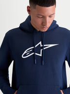 Alpinestars Ageless V3 Hoodie, herensportswear pullover fleece, blauw en wit, met een groot wit geborduurd Alpinestars-logo op de borst, gevoerde capuchon met gedoopte trekkoorduiteinden en zachte fleececonstructie voor casual motorsportlifestyle.