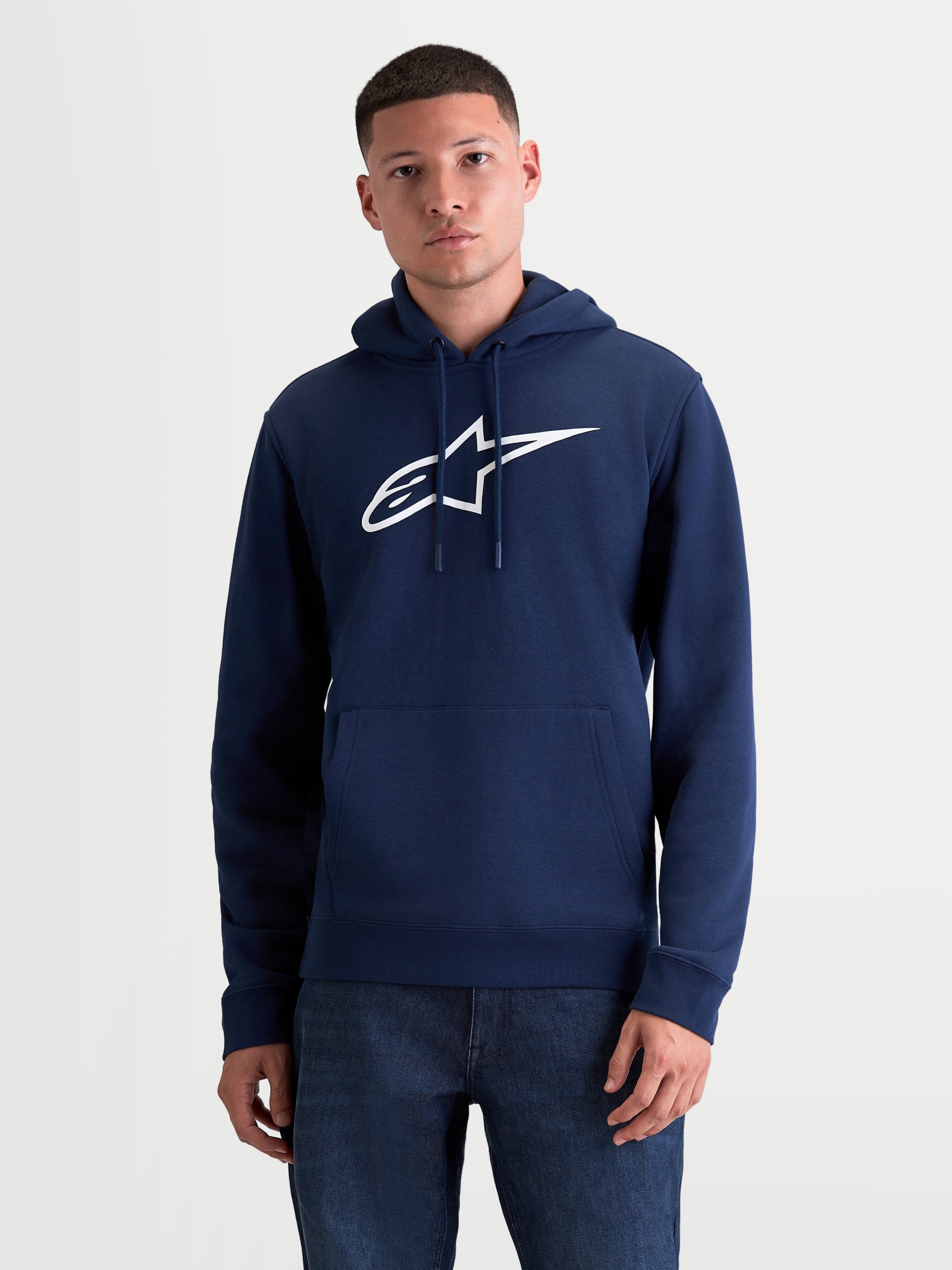 Alpinestars Ageless V3 hoodie, sportieve pullover hoodie voor heren en dames, marineblauw en wit, voorzien van een groot geborduurd Alpinestars-logo op de borst, verstelbare capuchon met trekkoord en een kangoeroezak aan de voorzijde, casual sportswear.