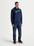 Alpinestars Ageless V3 Hoodie, heren-sportswear fleece pullover, marineblauw en wit, met een geborduurd Alpinestars-logo op de voorzijde, capuchon met trekkoord en kangoeroezak voor een casual lifestyle en motorsportfans.