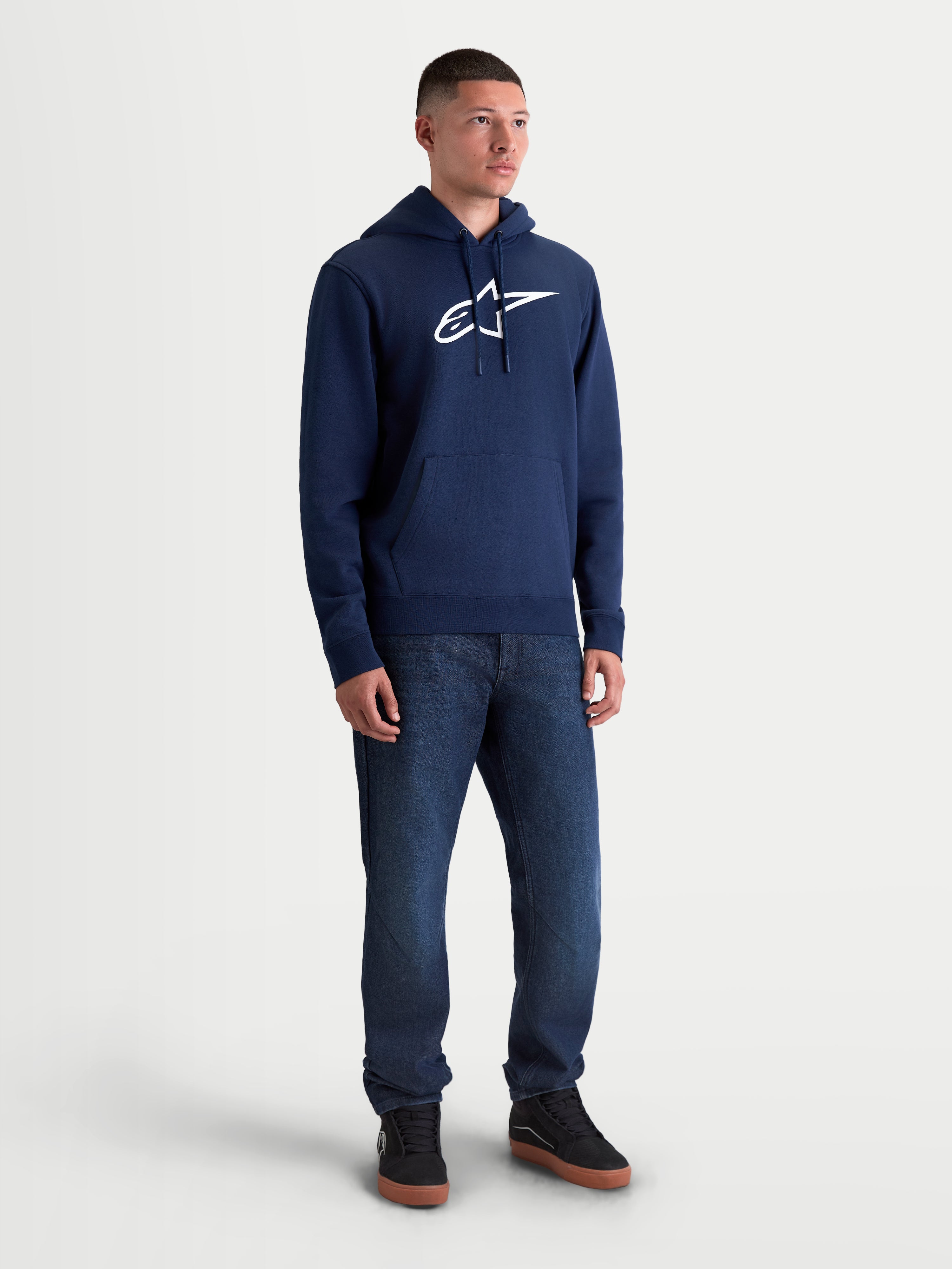 Alpinestars Ageless V3 Hoodie, heren-sportswear fleece pullover, marineblauw en wit, met een geborduurd Alpinestars-logo op de voorzijde, capuchon met trekkoord en kangoeroezak voor een casual lifestyle en motorsportfans.