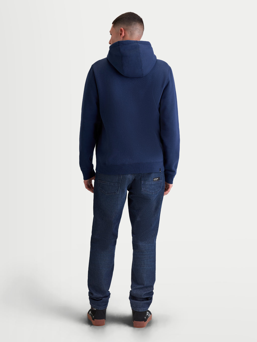 Alpinestars Ageless V3 hoodie, heren-sportswear hoodie, marineblauw, zachte fleece, volledig achteraanzicht op model, casual motorsport-geïnspireerde kleding.