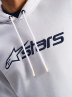 Alpinestars Blaze V3 Hoodie, White Navy, close-up van de borst met donkerblauwe logoprint aan de voorzijde en witte trekkoorden met gedipte uiteinden, casual motorsport streetwear