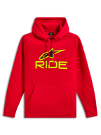 Alpinestars Ride V3 Hoodie, rode fleece pullover, felgeel RIDE-logo en Astars-symbool met zwarte geperforeerde print, capuchon met trekkoord, kangoeroezak aan de voorzijde, casual motorsport streetwear