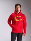Alpinestars Ride V3 Hoodie, rood met Hi-Vis geel logo, pullover fleece hoodie met 'RIDE' en A-star grafische print, kangoeroezak, casual motorsport streetwear, model draagt de rode hoodie