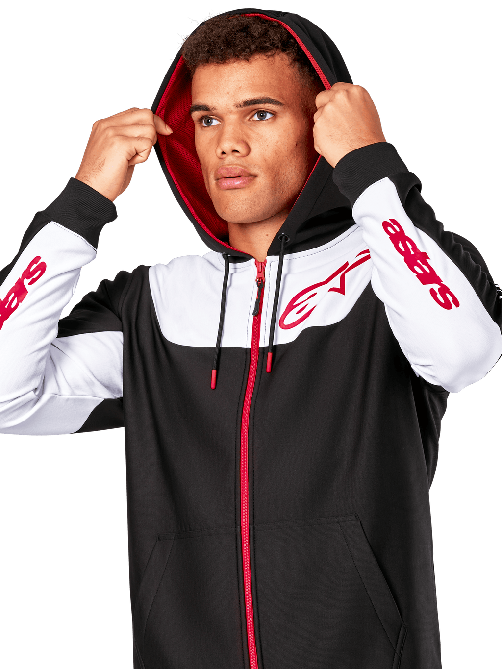 Alpinestars Sessions V3 Hoodie, noir, blanc et rouge, sweat à capuche zippé porté par un homme avec la capuche relevée, logos Alpinestars rouges sur la poitrine et les manches, streetwear décontracté de sport automobile