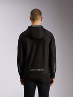 Alpinestars Sessions V3 Hoodie, achteraanzicht, zwarte hoodie met rits, grijs Alpinestars-woordmerk op de onderrug, Astars-branding op de mouwen, geribde zoom en manchetten, casual motorsport streetwear