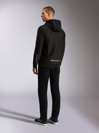 Alpinestars Sessions V3 Hoodie, zwarte casual streetwear, achteraanzicht op een model, met grijs Alpinestars-woordmerk op de onderrug en Astars-logo op de mouw, hoodie met rits aan de voorzijde en moderne motorsport-geïnspireerde styling