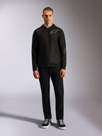 Alpinestars Sessions V3 Hoodie, fleece hoodie met ritssluiting aan de voorzijde, zwart met grijs Astars-logo op de borst en mouwen, trekkoorden met rode uiteinden, casual op motorsport geïnspireerde streetwear.