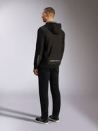 Alpinestars Sessions V3 Hoodie, casual motorsport streetwear, zwart met grijs woordmerk op de onderrug en onderarm, polyfleece met rits aan de voorkant en een capuchon met mesh-voering, achteraanzicht op model, modern atletisch design