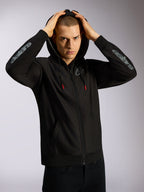 Alpinestars Sessions V3 Hoodie, zwarte hoodie met volledige ritssluiting, grijze Astars-branding op de onderarmen, capuchon met mesh-voering en trekkoorden met rode uiteinden, casual motorsport-geïnspireerde streetwear