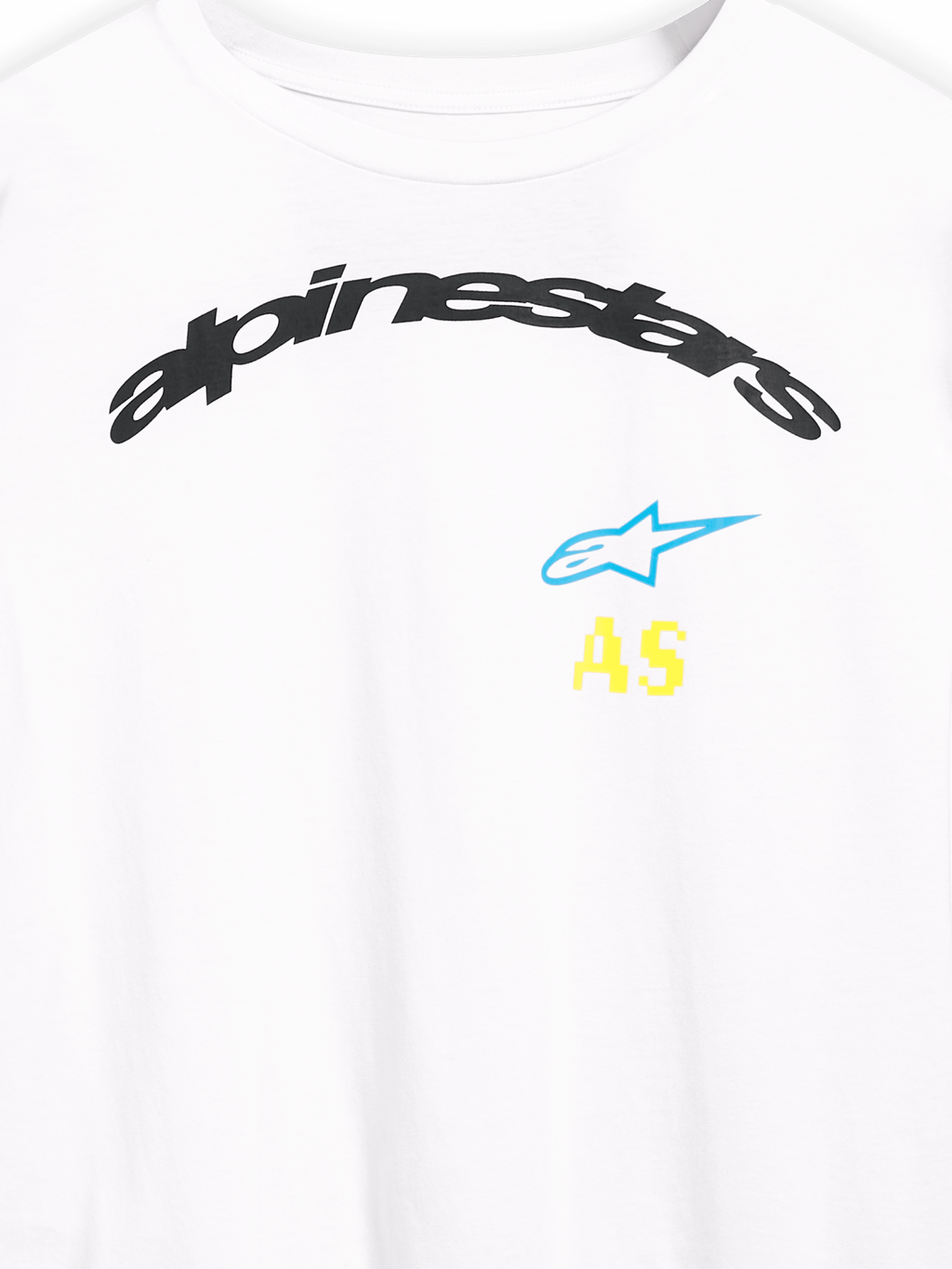 Alpinestars Brundo CSF T-shirt met lange mouwen, close-up van de print op de borst, wit, gebogen zwart Alpinestars-logo met blauwe ster en gele AS-initialen, casual sportkleding