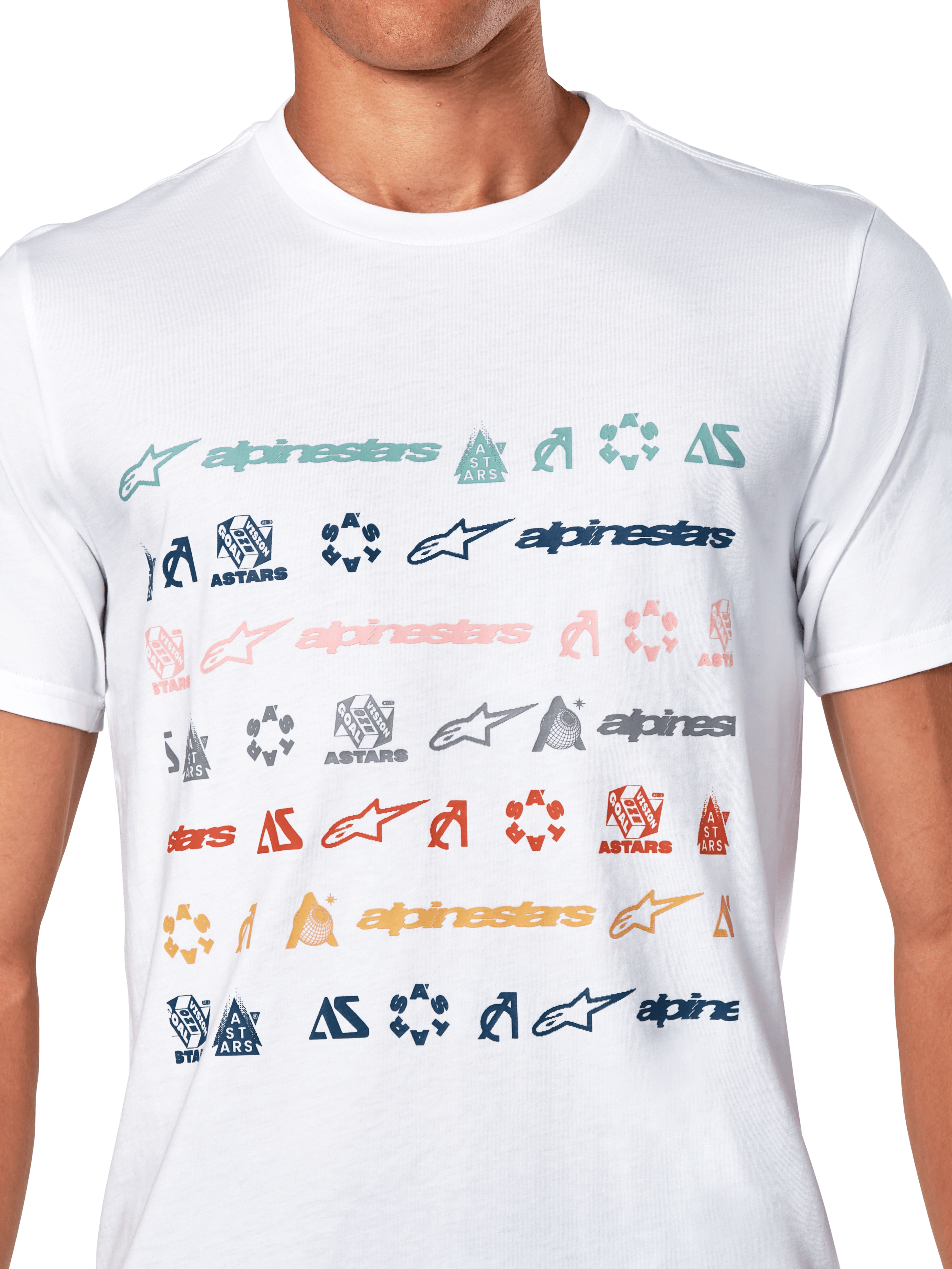 Alpinestars Glyfs CSF Tee, kurzärmeliges T-Shirt, Weiß, mit mehreren Reihen farbenfroher Alpinestars-Logos und Symbole in einem gestreiften Grafikdruck, lässige Motorsport-inspirierte Streetwear
