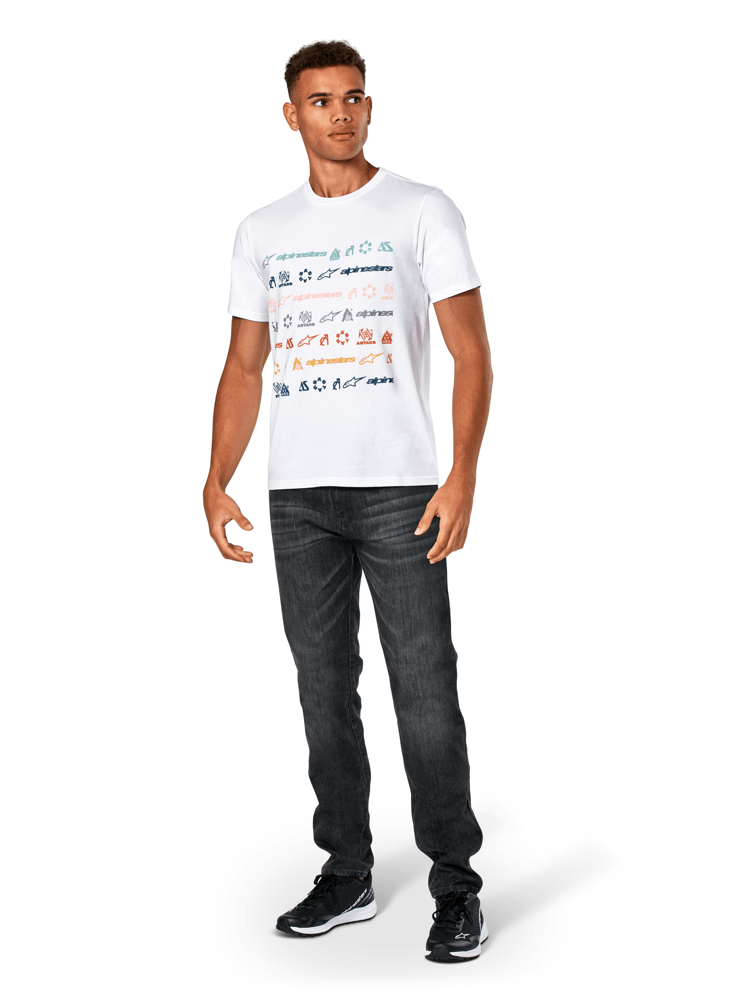 Alpinestars Glyfs CSF Tee, Kurzarm-T-Shirt, Weiß, mit gestreifter Mehrfach-Logo-Grafik auf der Vorderseite, getragen mit dunkelgrauen Jeans und schwarzen Sneakern, lässige vom Motorsport inspirierte Sportbekleidung