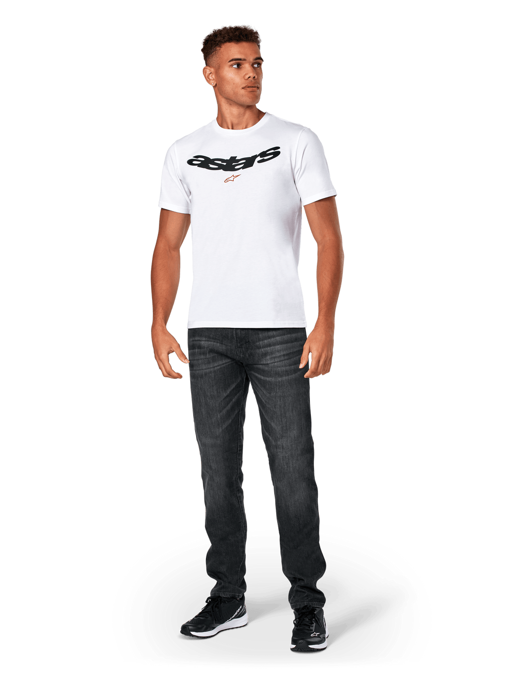Alpinestars Elliptic CSF Tee, t-shirt à manches courtes, blanc, logo Astars arqué noir avec symbole d'étoile orange, porté par un mannequin avec un jean noir et des baskets, style streetwear motorsport décontracté