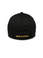 Alpinestars Gild pet, zwarte sportpet, achteraanzicht met goudkleurig metallic plat Alpinestars-borduurwerk, gesloten flexibele achterkant, gestructureerde kroon, casual motorsport-geïnspireerde hoofdbedekking