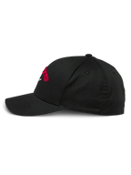 Alpinestars Arcstars pet, zwarte baseballcap, zijprofiel, gebogen klep en gestructureerde kroon, voorzien van rood 3D geborduurd logo, casual sportkleding