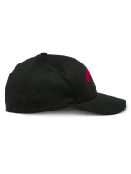 Alpinestars Arcstars pet, zwarte baseballcap, zijaanzicht, gebogen klep met gestructureerde kroon, stretch twill materiaal, rode en witte geborduurde details, casual motorsport-geïnspireerde pet
