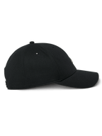 Alpinestars Metal Logo pet, zwart, zijaanzicht van een snapback cap met gebogen klep, gestructureerde kroon van mini pique materiaal en 3D gevormde metalen logobadge, casual motorsport streetwear