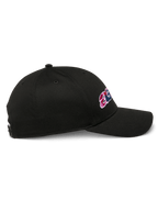 Alpinestars Canyon pet, zwarte snapback pet, zijaanzicht, gebogen klep, met borduurwerk op de zijkant en een gestructureerde kroon, casual motorsport hoofdbedekking