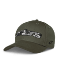 Alpinestars Canyon Hat, legergroene baseballcap, gestructureerde kroon met gebogen klep, groot Astars-logo met camouflagevulling op de voorkant, geborduurd sterlogo aan de zijkant, casual motorsportstijl