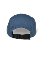 Alpinestars Peasy pet, 5-panel jockey pet, blauw, achteraanzicht met verstelbare zwarte clip-gespsluiting en ongestructureerde kroon, twill-stof, casual motorsport-geïnspireerde streetwear