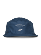 Alpinestars Peasy pet, 5-panel jockey pet, blauw, platte klep met ongestructureerde kroon, witte grafische print op de voorzijde met logo en 'Since 1963' tekst, casual door motorsport geïnspireerde hoofdbedekking