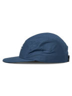 Alpinestars Peasy Pet, 5-panel jockey pet, blauw, zijaanzicht, platte klep, ongestructureerde kroon, twill materiaal, casual motorsport-geïnspireerde hoofdbedekking