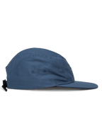 Alpinestars Peasy pet, 5-panel jockey pet, blauw, zijaanzicht met platte klep en ongestructureerde kroon, twill stof met ventilatiegaatjes, clip gesp sluiting aan de achterzijde, casual sportswear